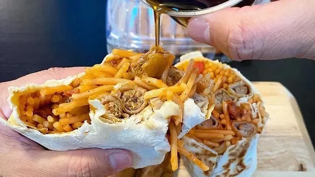 "Chaos Cooking" ist die rebellische kleine Schwester der Fusionsküche, bei der durchaus ein Burrito mit Spaghetti und philippinischen Frühlingsrollen gefüllt wird..   