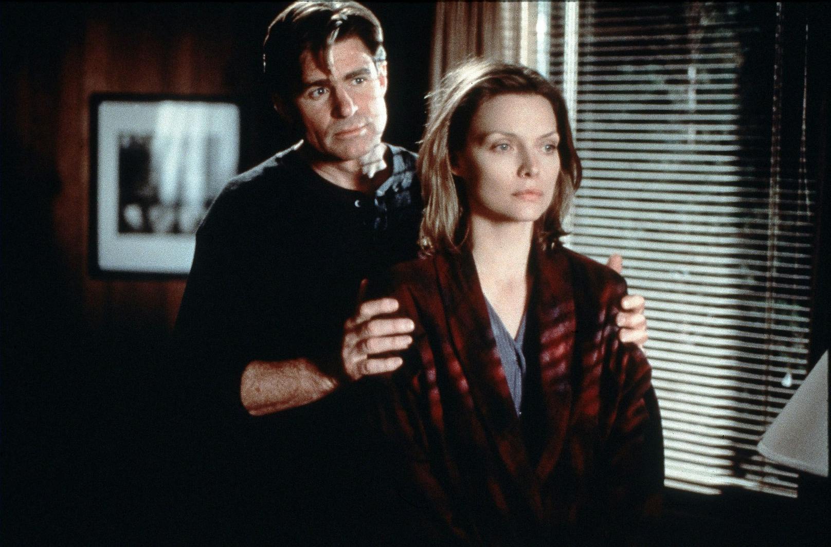 Und an der Seite von <strong>Michelle Pfeiffer</strong> in "Tief wie der Ozean" (1999)&nbsp;