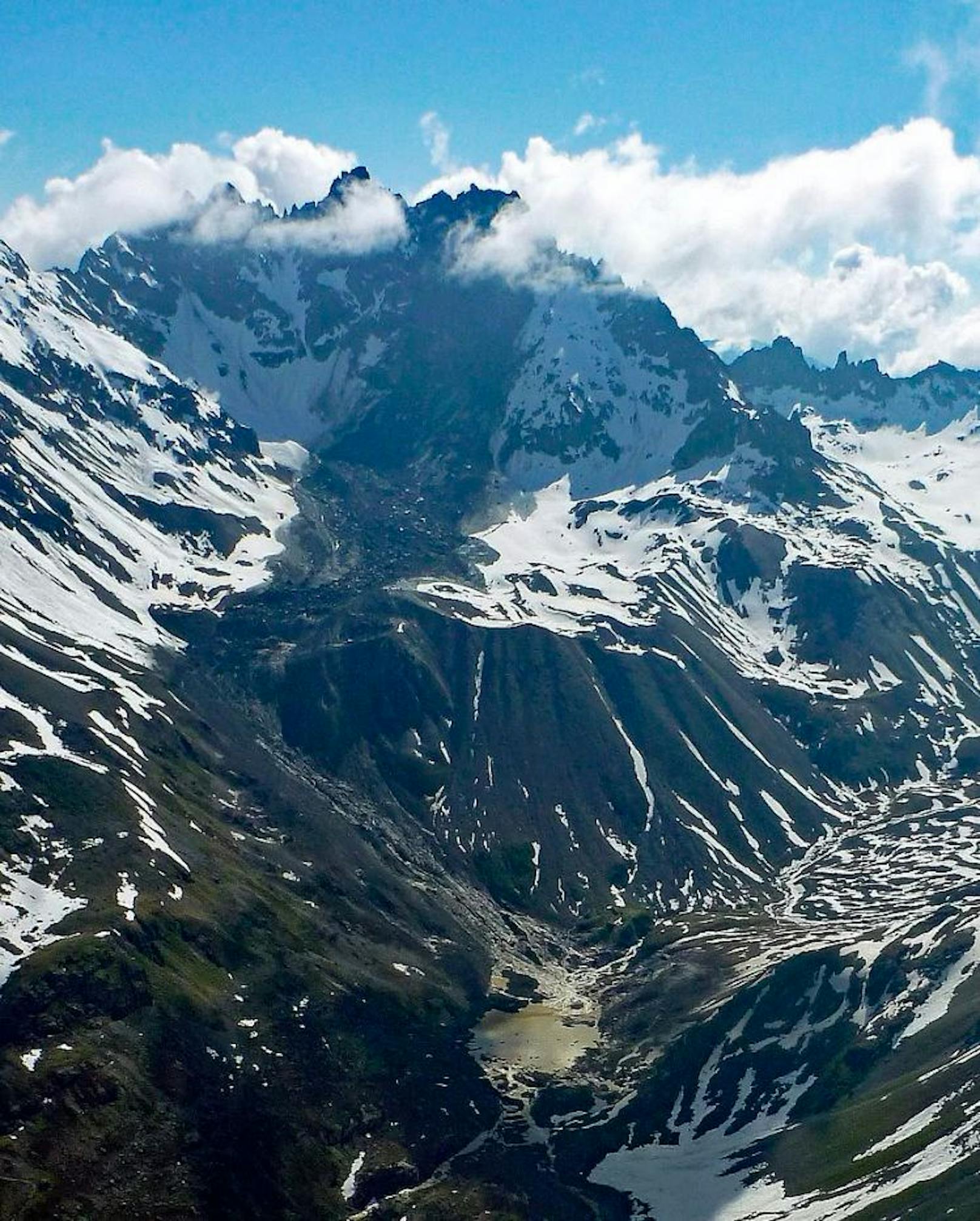 Blick auf die Südseite mit Blick auf den Verlauf der gigantischen Mure.