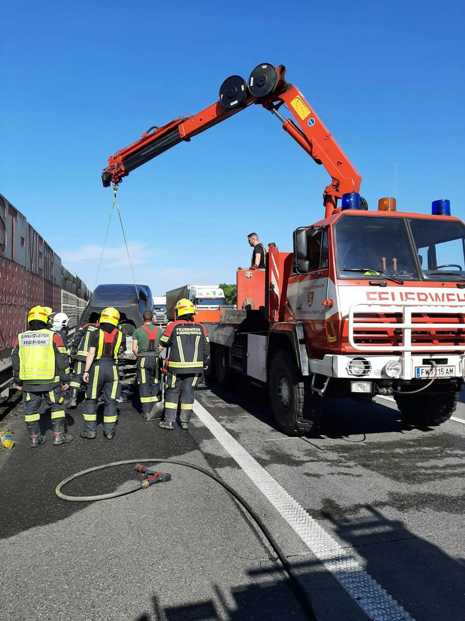 Die Feuerwehr barg den Pkw