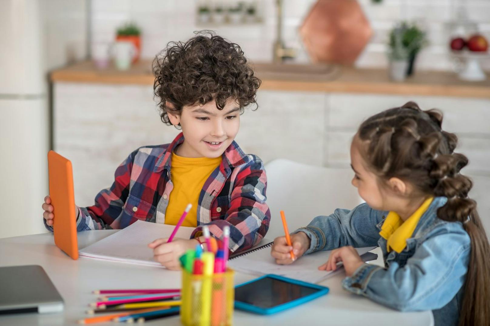 Zwischen 3-6 Jahren darfst du die Kleinen bereits mit Tablet, Fernseher und Computer vertraut machen. Wie lange diese vor dem Bildschirm sitzen solltest du allerdings genau bestimmen. Achte auch darauf, dass die Geräte während Mahlzeiten und beim Einschlafen ausgeschaltet sind. 