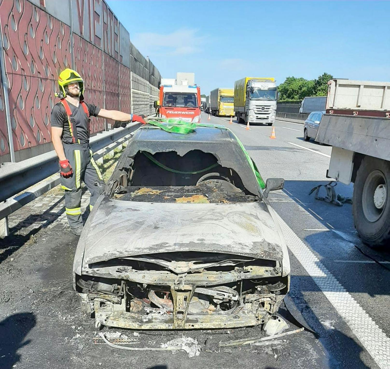 Das völlig ausgebrannte Fahrzeug