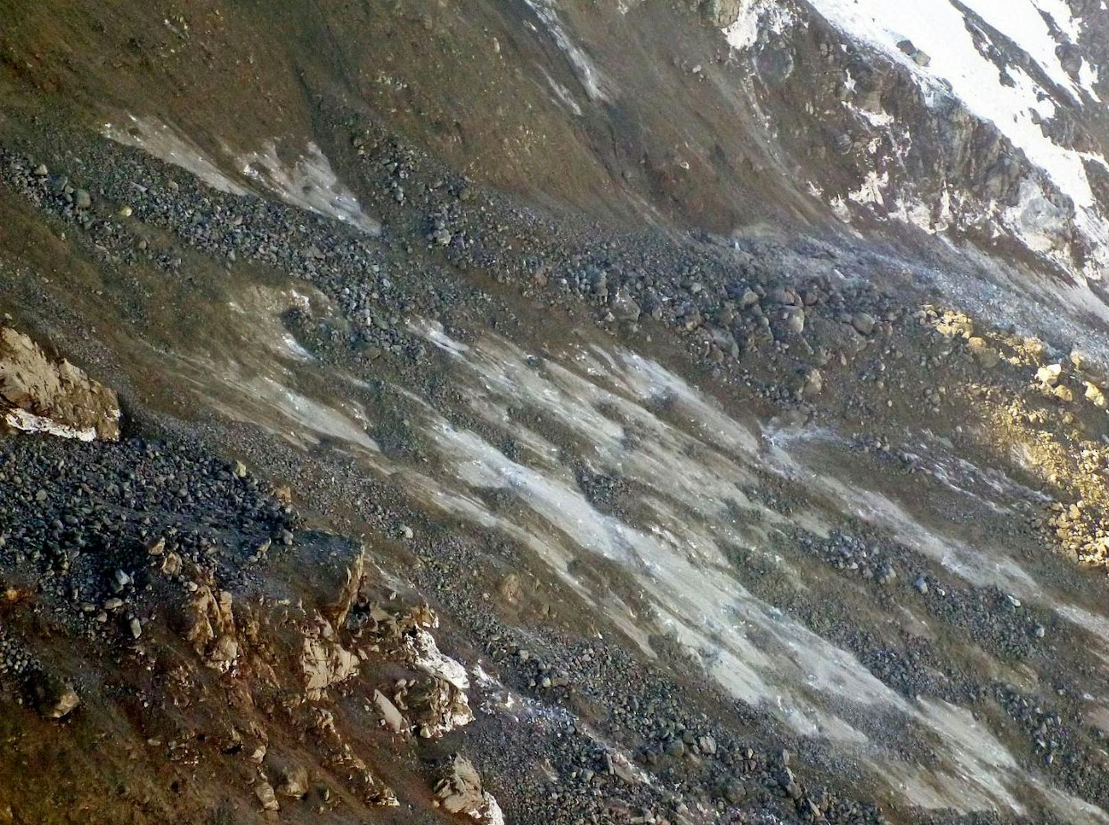 Im Abbruchbereich wurden Eisflächen freigelegt. Die Landesgeologie sieht darin ein Indiz, dass auftauender Permafrost für den Gipfelsturz verantwortlich ist.