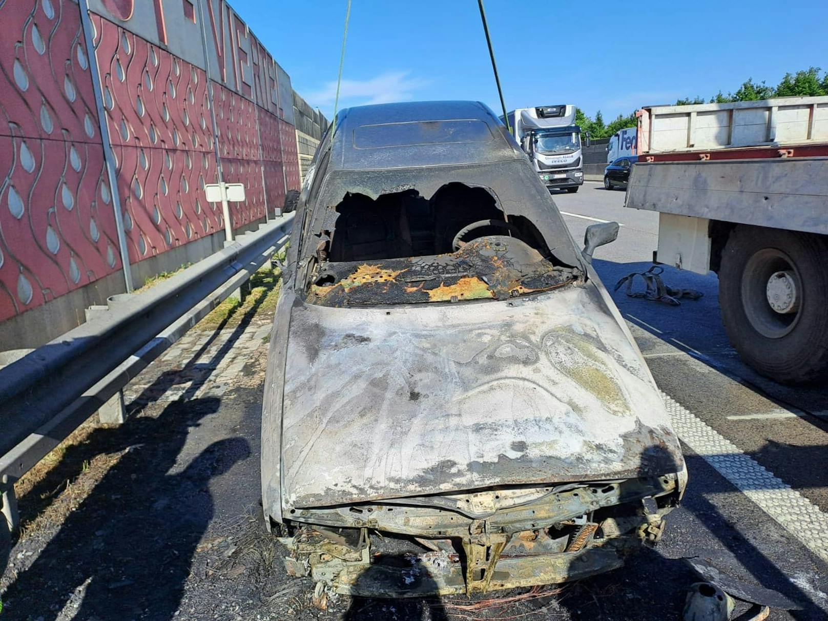 Auto ging auf der A1 in Flammen auf