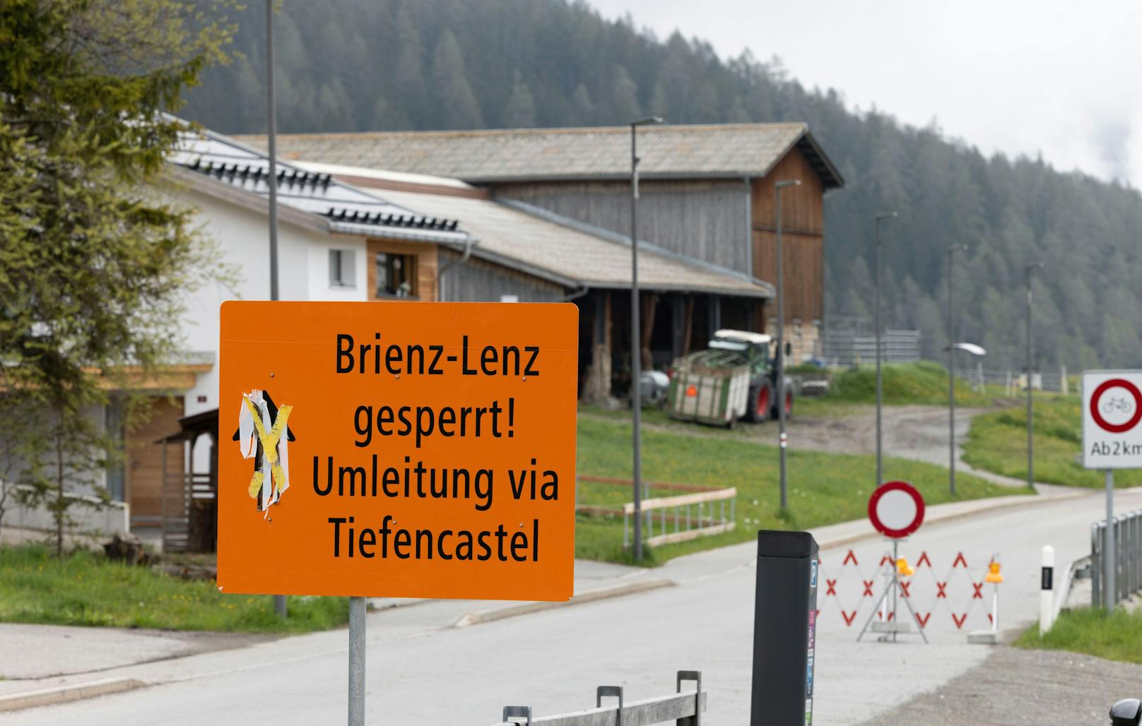 Die Zufahrt zum Dorf ist gesperrt, Landwirte dürfen die umliegenden Wiesen nur mit Funkgeräten betreten.&nbsp;