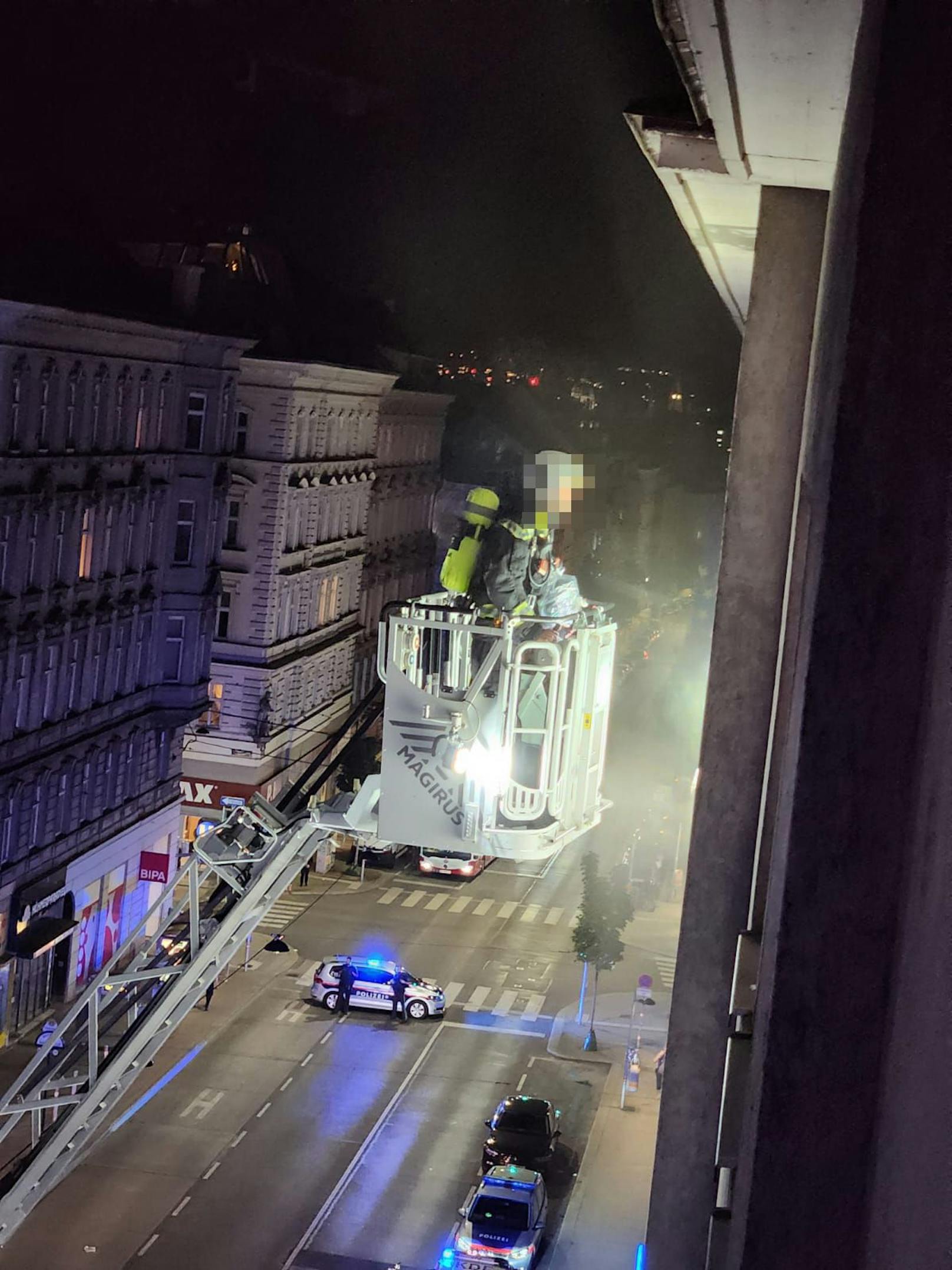 In einer Wohnung kam es nämlich zu einem Feuer.