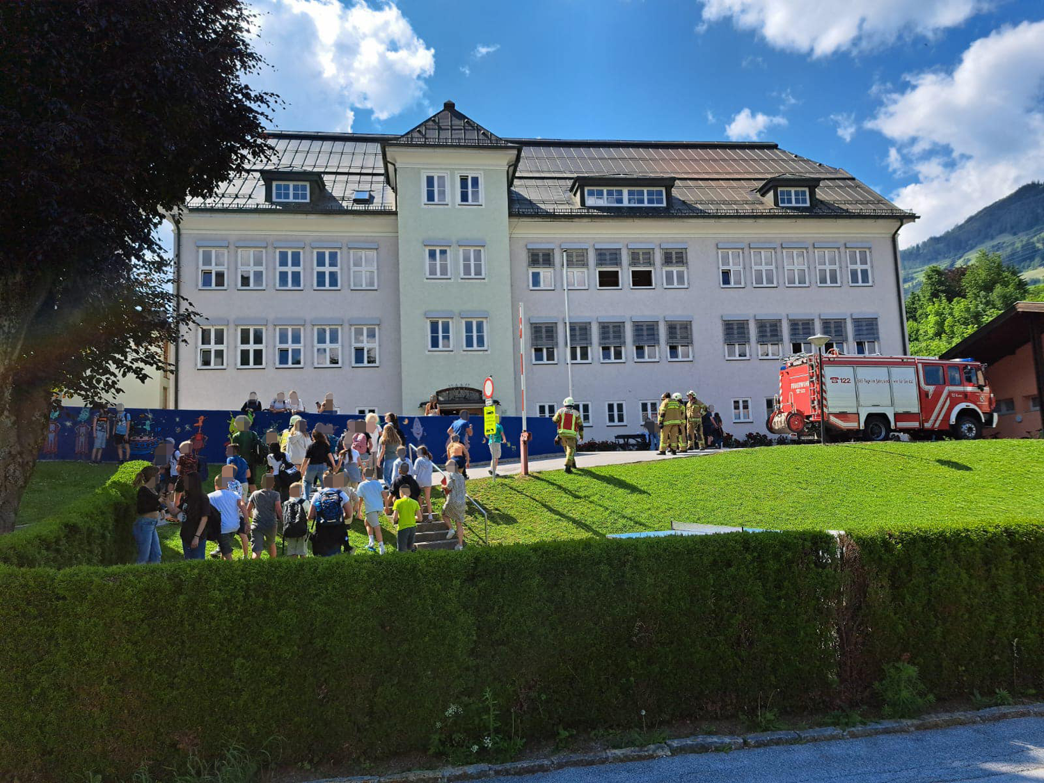 Die Schule musste evakuiert werden.