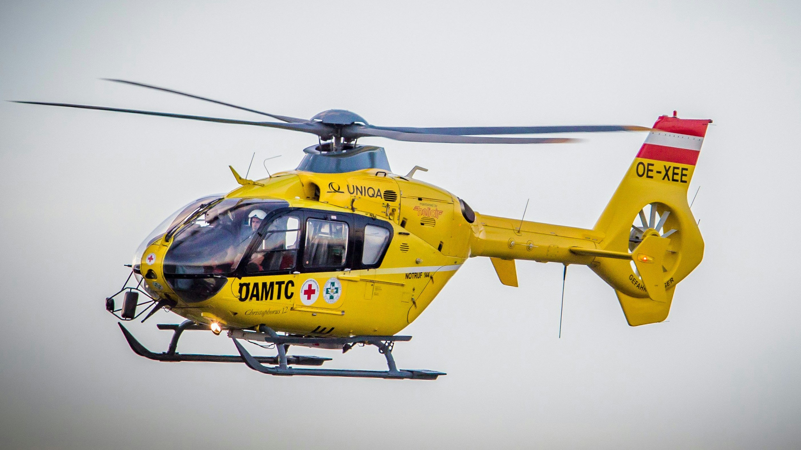 Download von www.picturedesk.com am 13.06.2023 (08:29).  THEMENBILD - Der Rettungshubschrauber Christophorus 12 des ÖAMTC kommt von einem Notfall zum Flughafen zurueck am 21. Oktober 2013 // THEMES PICTURE - The rescue helicopter Christophorus 12 from the OEAMTC on 21 October 2013. EXPA Pictures Â© 2013, PhotoCredit: EXPA/ Erwin Scheriau - 20131024_PD3447 - Rechteinfo: Rights Managed (RM)