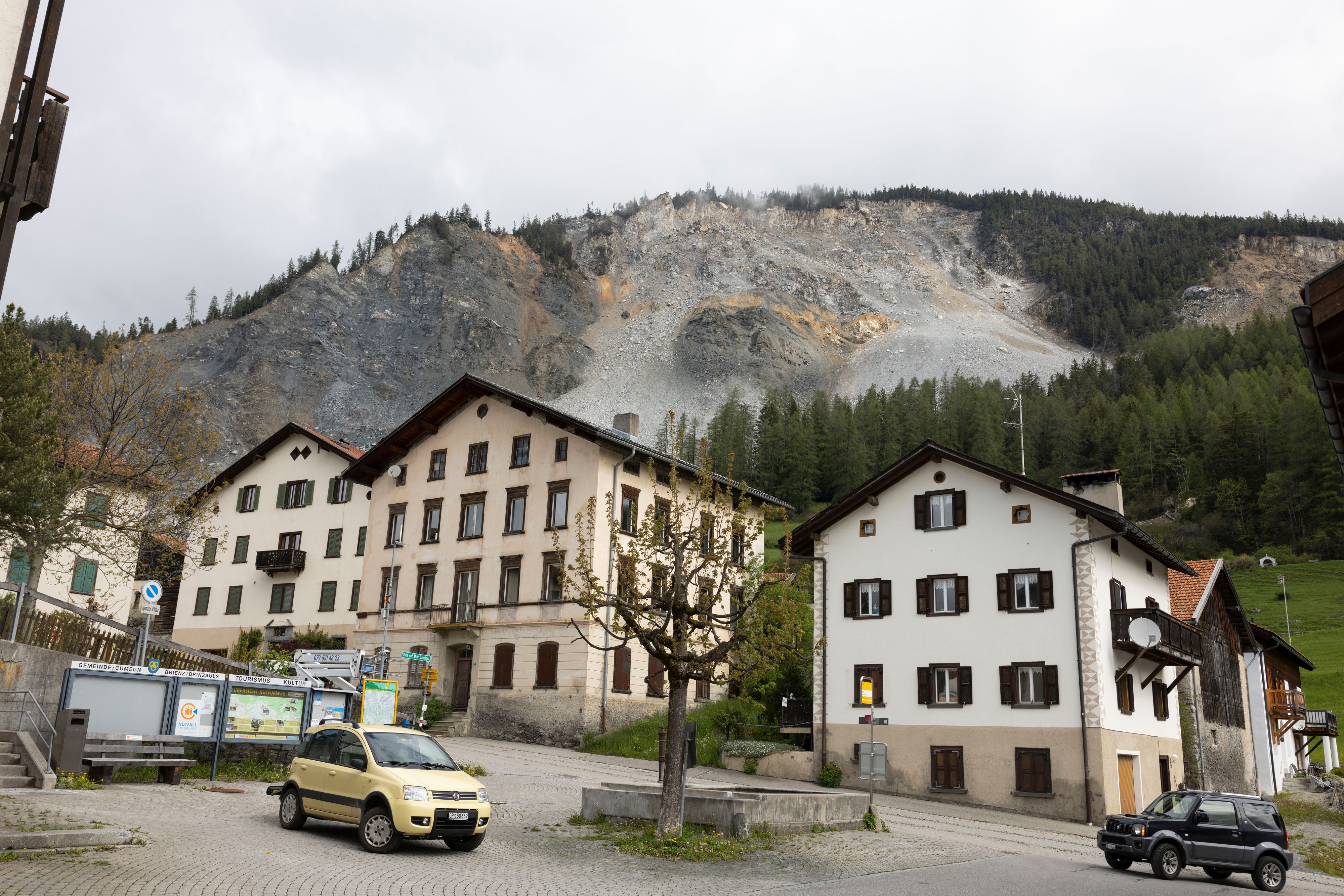 Download von www.picturedesk.com am 13.06.2023 (13:50).  FILE - Residential buildings stand in front of the "Brienzer Rutsch" the rockfall danger zone in Brienz-Brinzauls, Switzerland, Friday, May 12, 2023. Residents of a Swiss village that faces a threat of a massive rockslide have been allowed back for the first time since they were evacuated on May 12  but only for 90-minute visits. Local authorities allowed visits on Wednesday, June 7 to Brienz, home to less than 100 people, so that people could get essential things from their houses, for example. (AP Photo/Arnd Wiegmann, file) - 20230512_PD24933 - Rechteinfo: Rights Managed (RM)