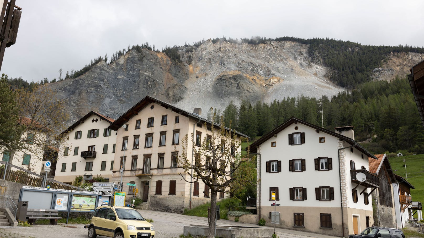 Nun drohen jedoch riesige Gesteinsmassen das Dorf komplett zu begraben.