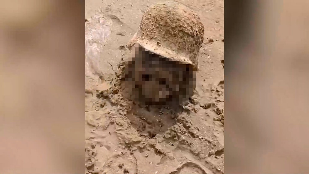 Dammbruch in der Ukraine: Ist das der Schädel eines deutschen Soldaten aus dem Zweiten Weltkrieg? 