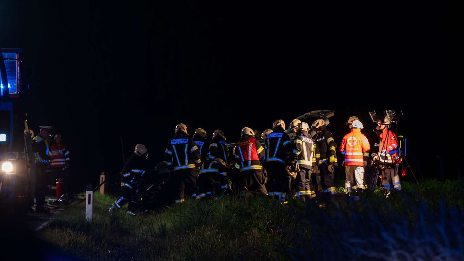 Tragödie am Montagabend in Oberösterreich! Bei einem Frontal-Zusammenstoß in Altenberg bei Linz sind zwei Personen ums Leben gekommen. Für einen 36-Jährigen und eine 16-Jährige kam dabei jede Hilfe zu spät.