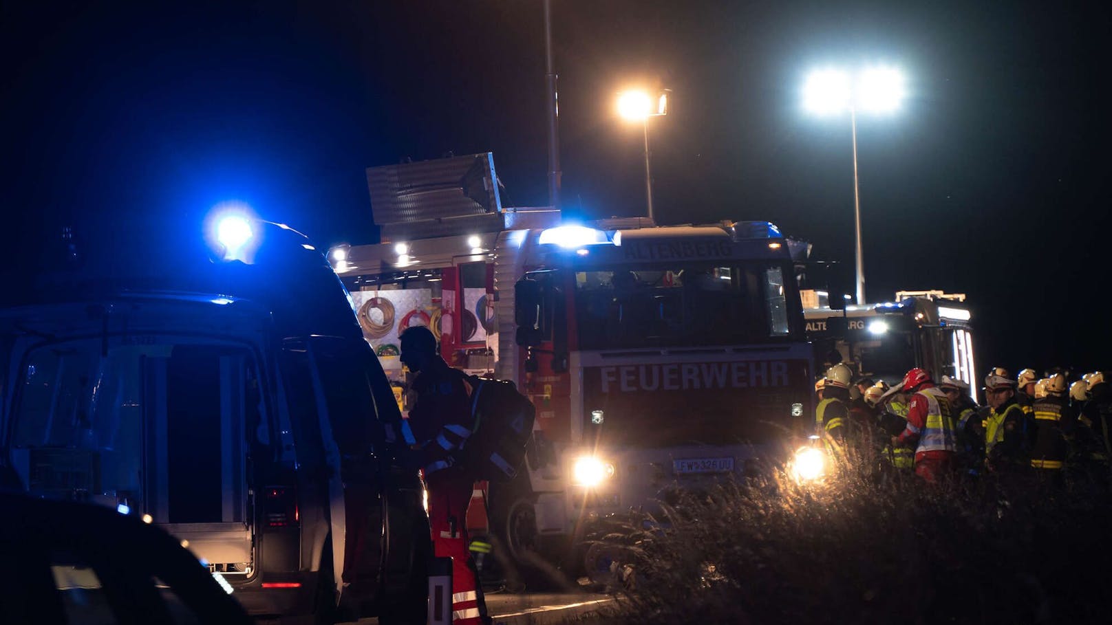 Tragödie am Montagabend in Oberösterreich! Bei einem Frontal-Zusammenstoß&nbsp; in Altenberg bei Linz sind zwei Personen ums Leben gekommen. Für einen 36-Jährigen und eine 16-Jährige kam dabei jede Hilfe zu spät.