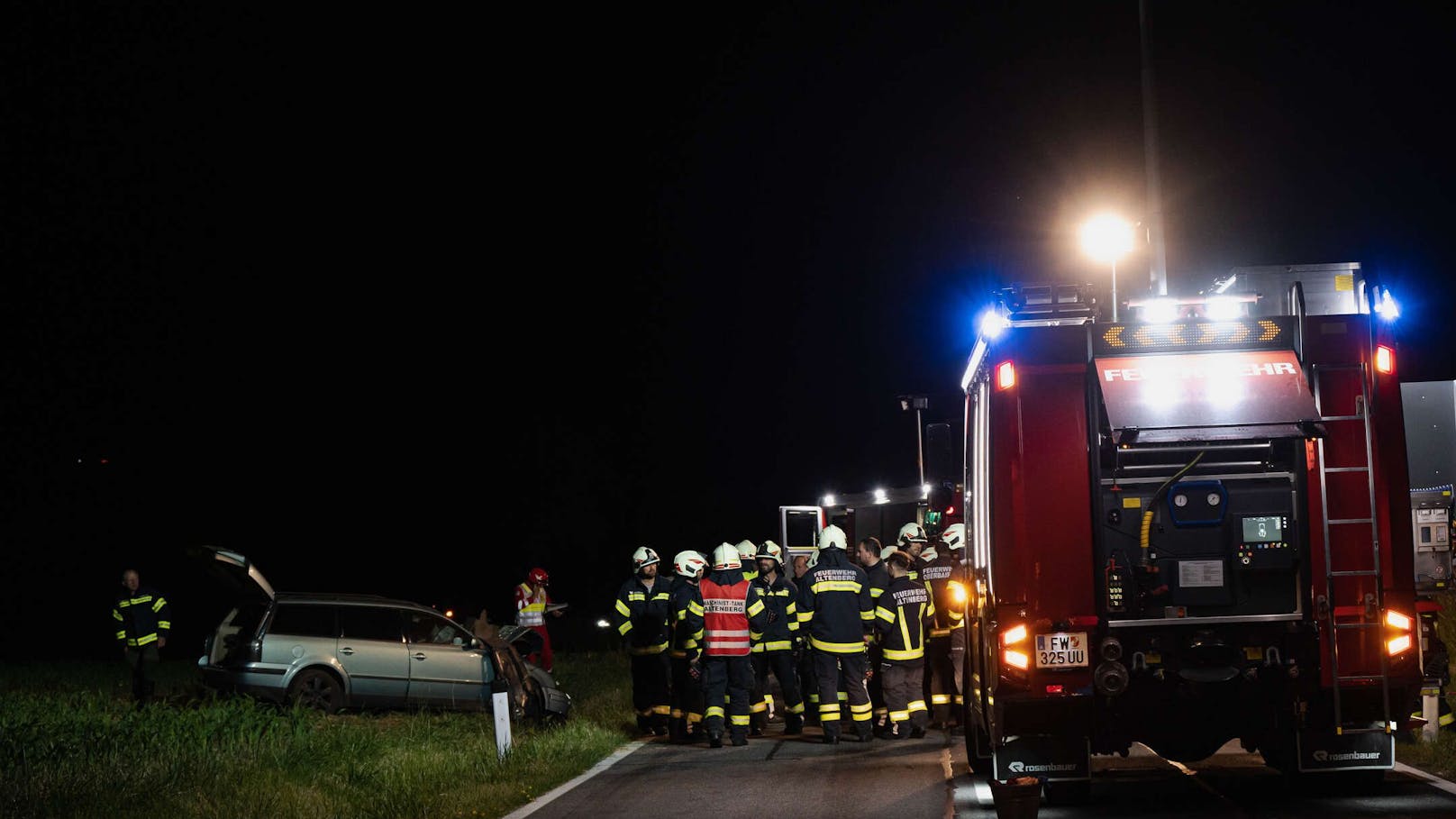 Tragödie am Montagabend in Oberösterreich! Bei einem Frontal-Zusammenstoß in Altenberg bei Linz sind zwei Personen ums Leben gekommen. Für einen 36-Jährigen und eine 16-Jährige kam dabei jede Hilfe zu spät.