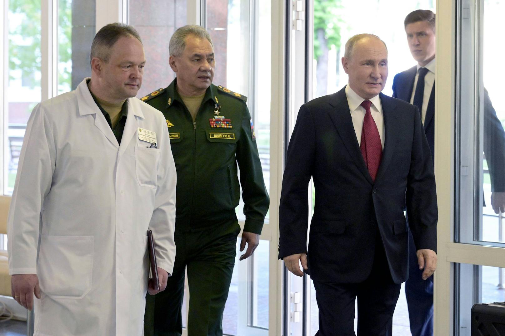 Bei einem Besuch in einem Militärkrankenhaus demütigt Wladimir Putin seinen eigenen Minister.
