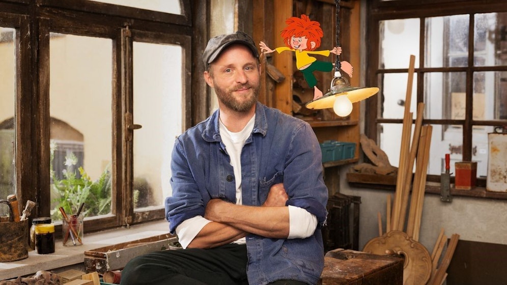 Florian Eder (Florian Brückner) als Meister Eders Neffe und sein Pumuckl.