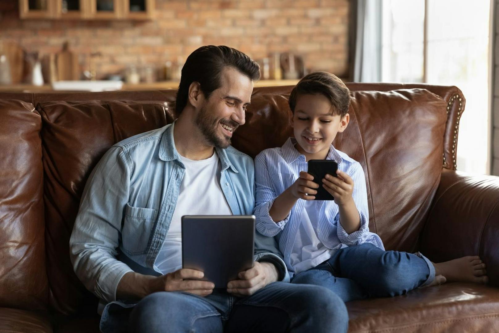 Im Alter von 9-12 Jahre werden die Kinder langsam unabhängiger. Zeige deinem Kleinsten, dass auch sie große Entscheidungen treffen können. Ihr könnt nun gemeinsam Regeln für die Internetnutzung aufstellen. Diese können die Dauer beinhalten sowie das, was konsumiert wird. 