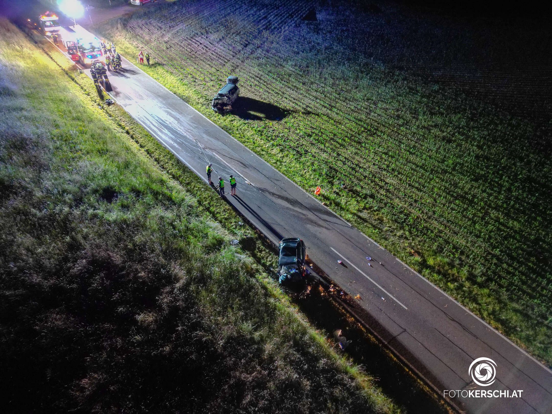 Glich nach der Frontalkollision einem Schlachtfeld: der betroffene Straßenabschnitt in Altenberg bei Linz.