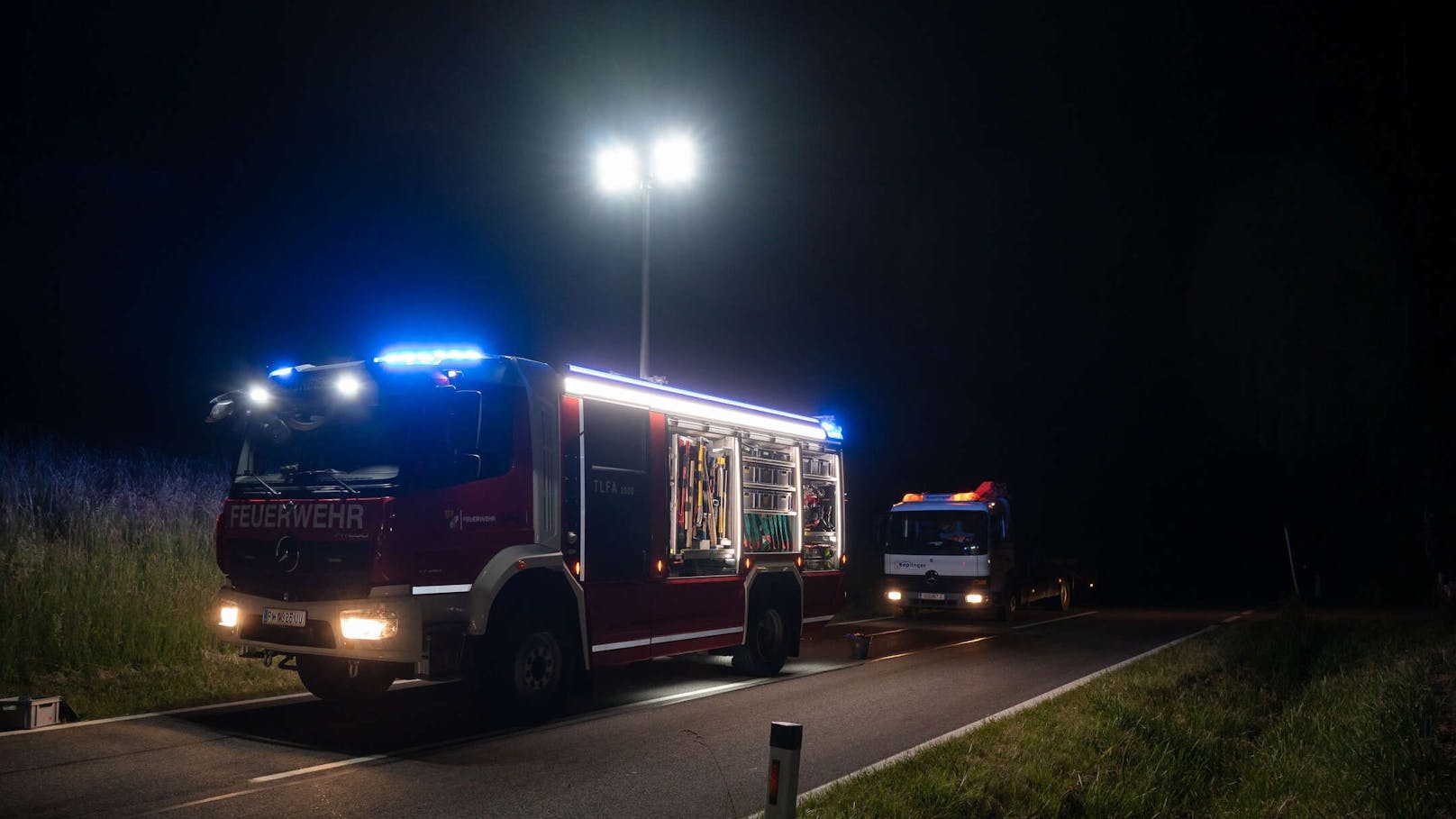Tragödie am Montagabend in Oberösterreich! Bei einem Frontal-Zusammenstoß  in Altenberg bei Linz sind zwei Personen ums Leben gekommen. Für einen 36-Jährigen und eine 16-Jährige kam dabei jede Hilfe zu spät.