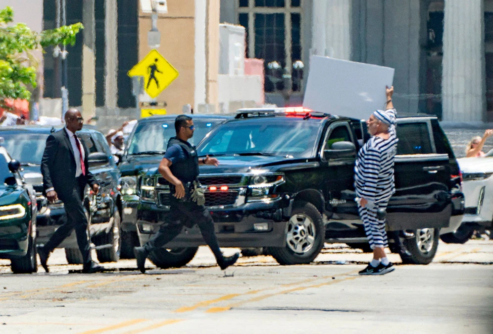 Weil sie mit bis zu 50.000 Demonstranten rechnete, stellte die Stadt Miami ein großes Sicherheitsaufgebot ab.