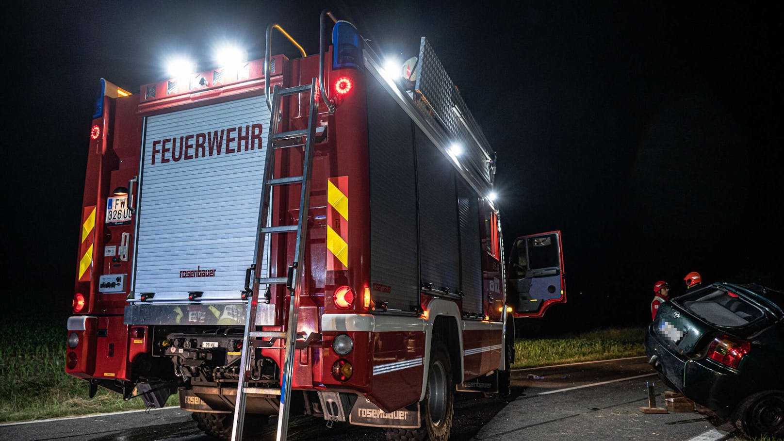 Tragödie am Montagabend in Oberösterreich! Bei einem Frontal-Zusammenstoß in Altenberg bei Linz sind zwei Personen ums Leben gekommen. Für einen 36-Jährigen und eine 16-Jährige kam dabei jede Hilfe zu spät.