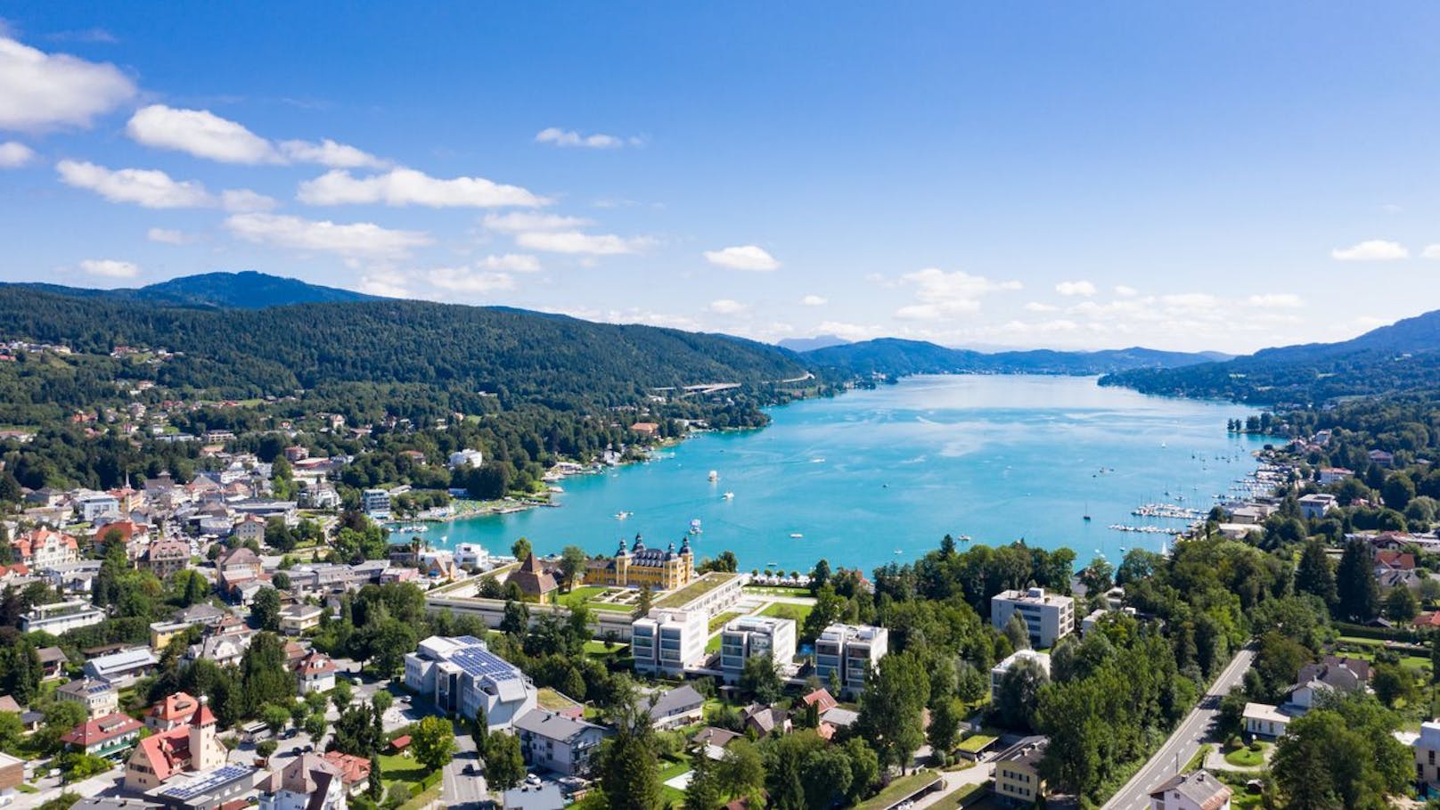 Aufgrund der hohen Inflation werden Urlauber heuer mehr sparen.