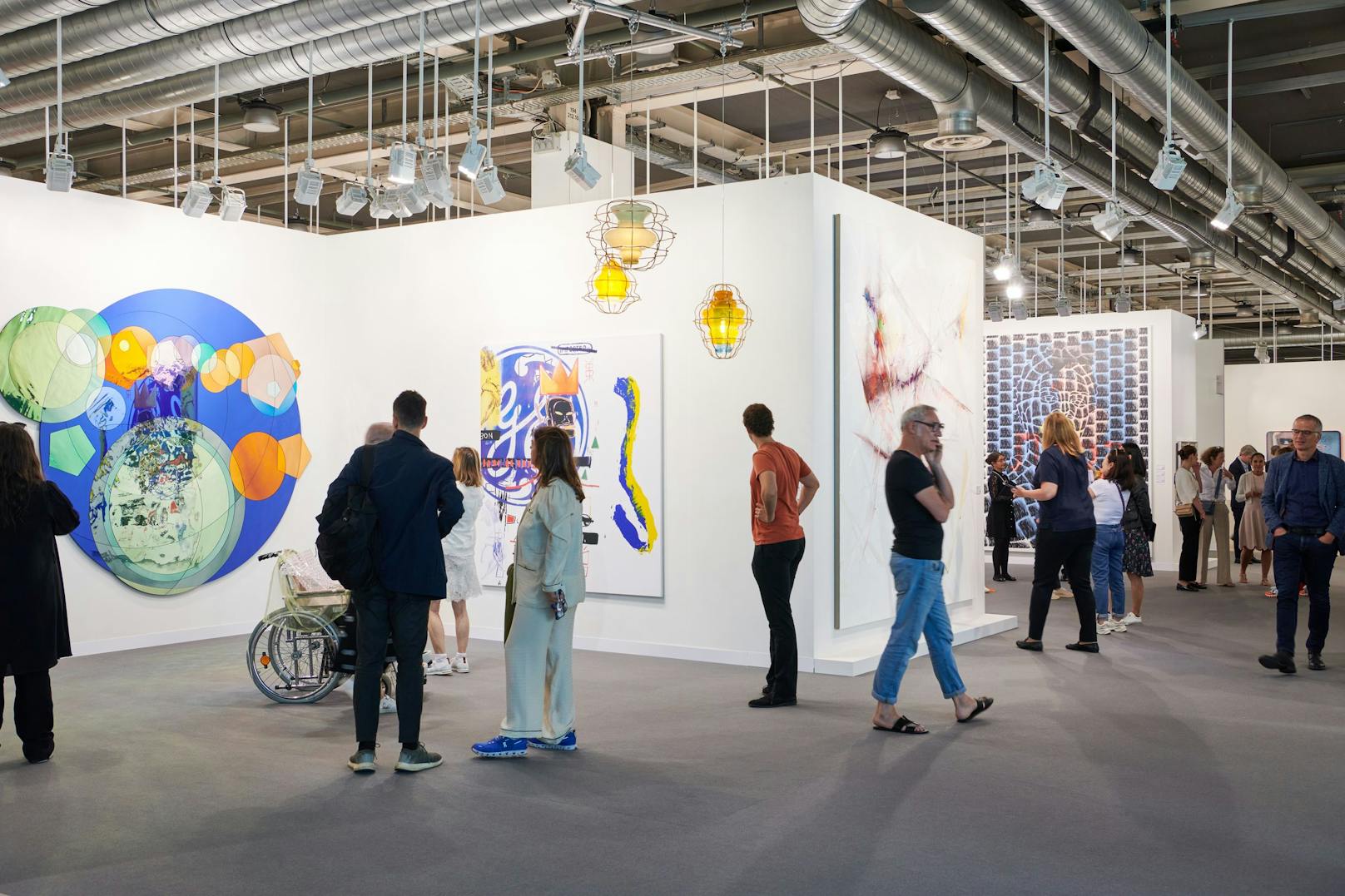 Die Art Basel findet vom 15. Juni bis 18. Juni statt. Mehr als 4.000 Künstler und Künstlerinnen von fünf Kontinenten zeigen ihre Kunst. Über 200 Galerien aus 36 Ländern sind auf der renommierten Kunstmesse vertreten. 
