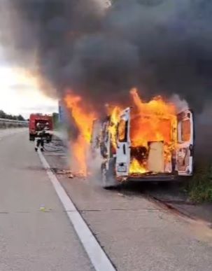 Der Kleintransporter brannte vollständig aus.