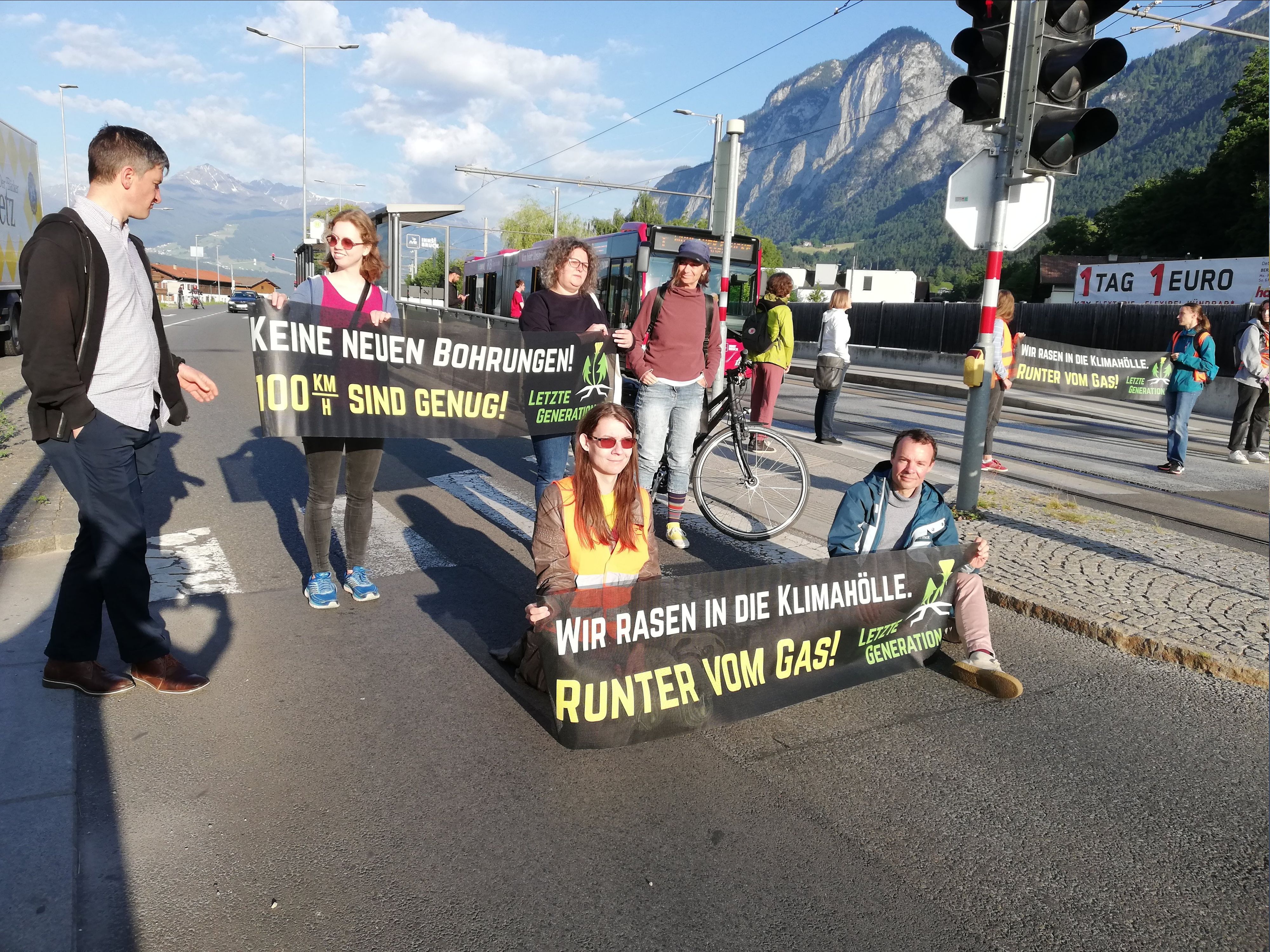Klima-Kleber haben am Mittwoch den Frühverkehr in Innsbruck lahmgelegt.