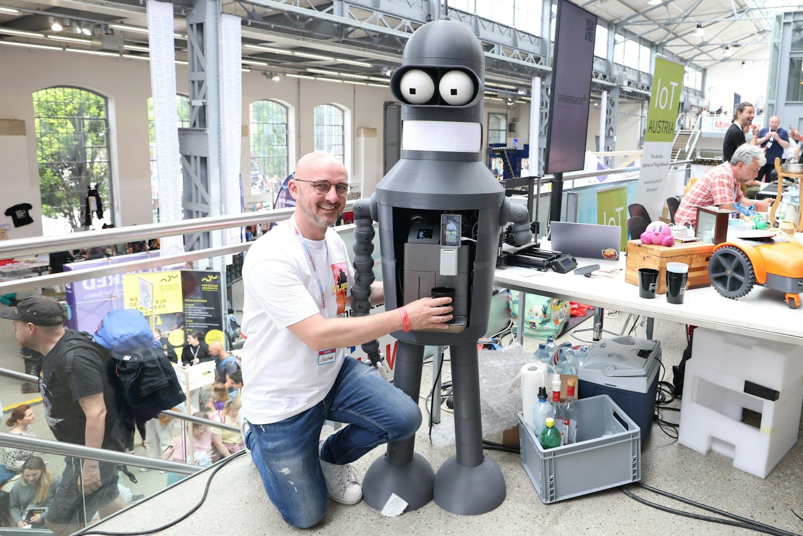 Produktmanager und selbsternannter Hobby-Bastler Christoph Prantl entwickelte den "Futurama-Roboter".