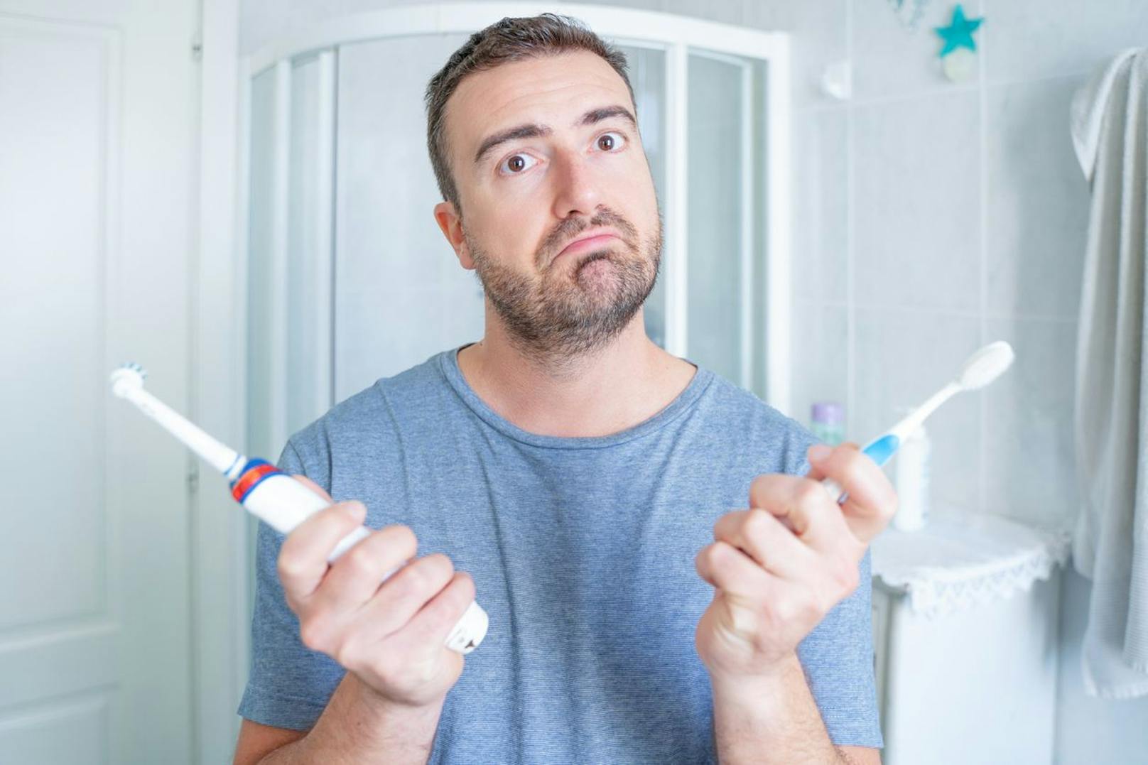 Um deine Zähne nur mit der besten Pflege zu versorgen, solltest du herausfinden, welche Zahnbürste der anderen überlegen ist.