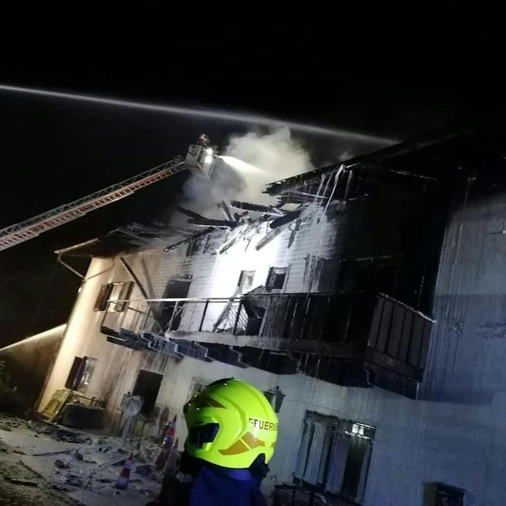 Aufgrund der nur begrenzt vorhandenen Wasserversorgung an der Brandstelle musste die Feuerwehr einen Pendelverkehr einrichten, weshalb die Igler Straße für ca. zwei Stunden komplett gesperrt werden musste.