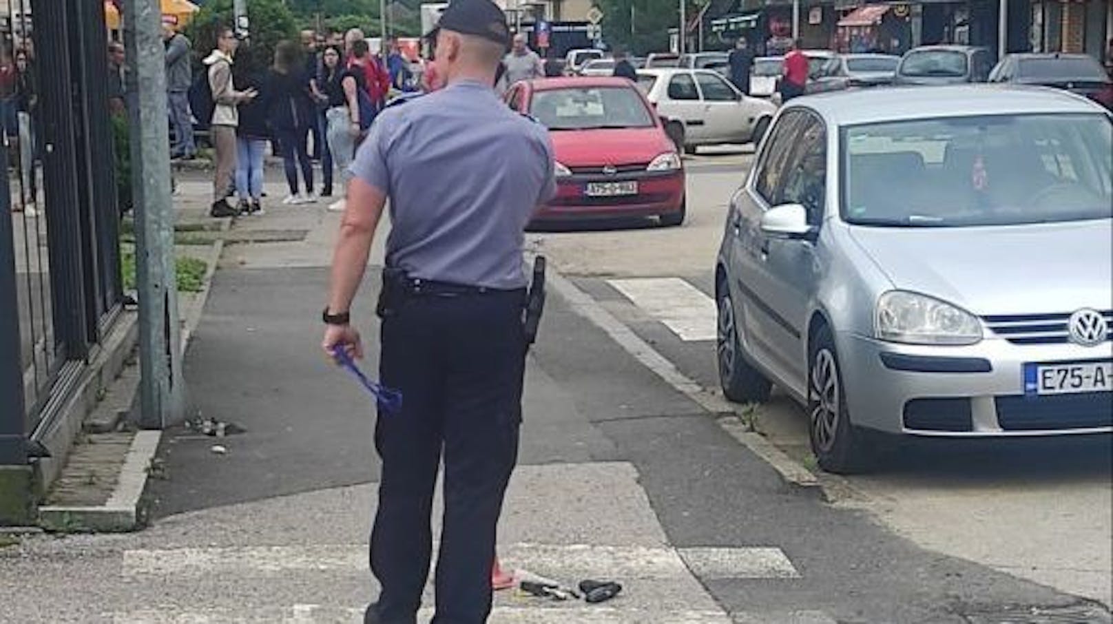 In der Stadt Lukavac gind ein Minderjährige in seine ehemalige Schule und schoss auf einen Lehrer.