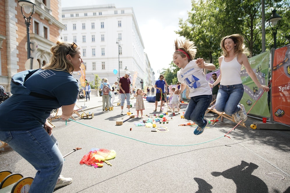 Seilspringen, Diabolo, Straßenkreide: Für Unterhaltung war gesorgt. Anstatt Autos waren an einem Nachmittag die Kids auf der Straße unterwegs.