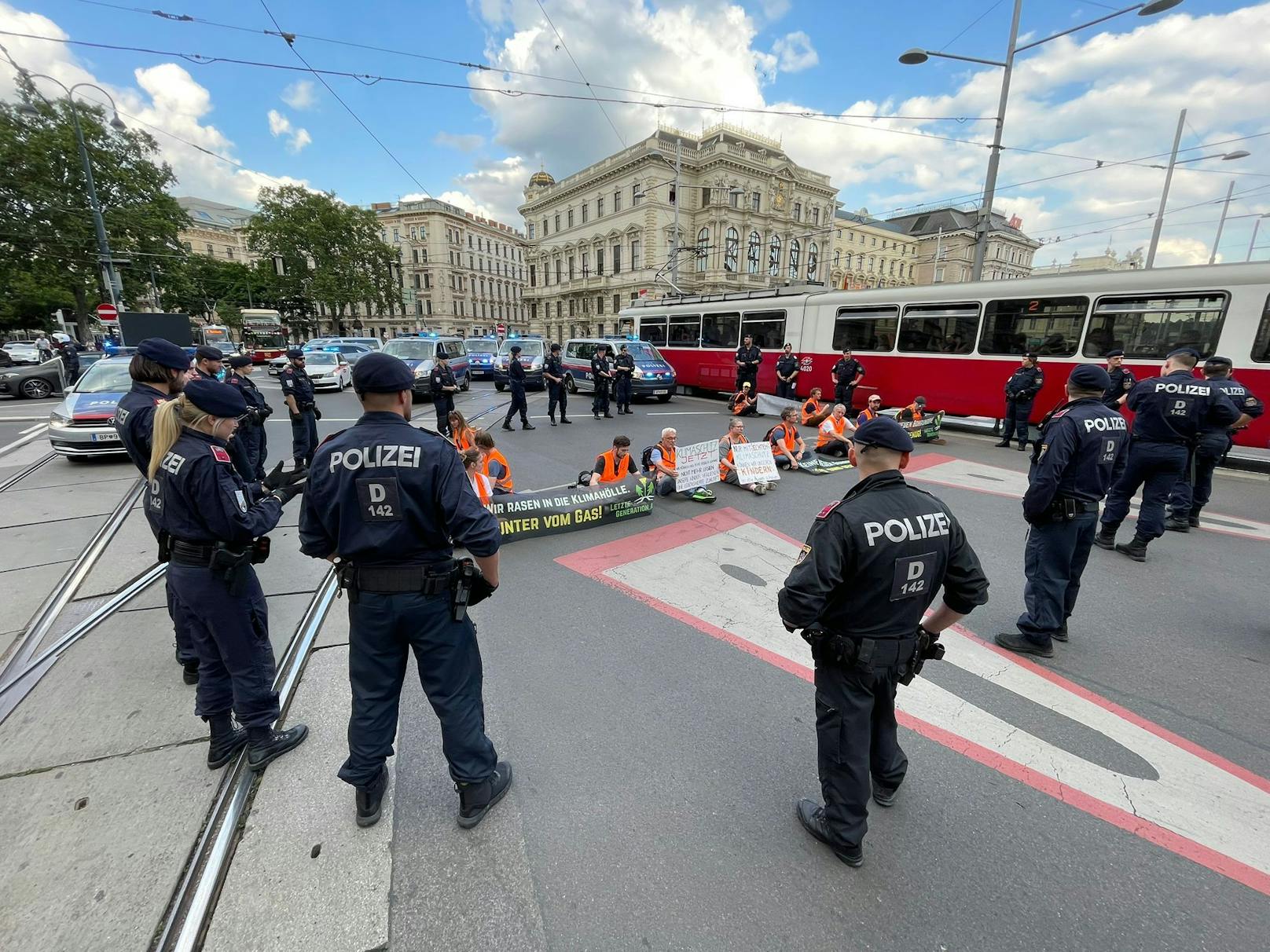 Dann saßen sich die Klima-Kleber auf die Straße.