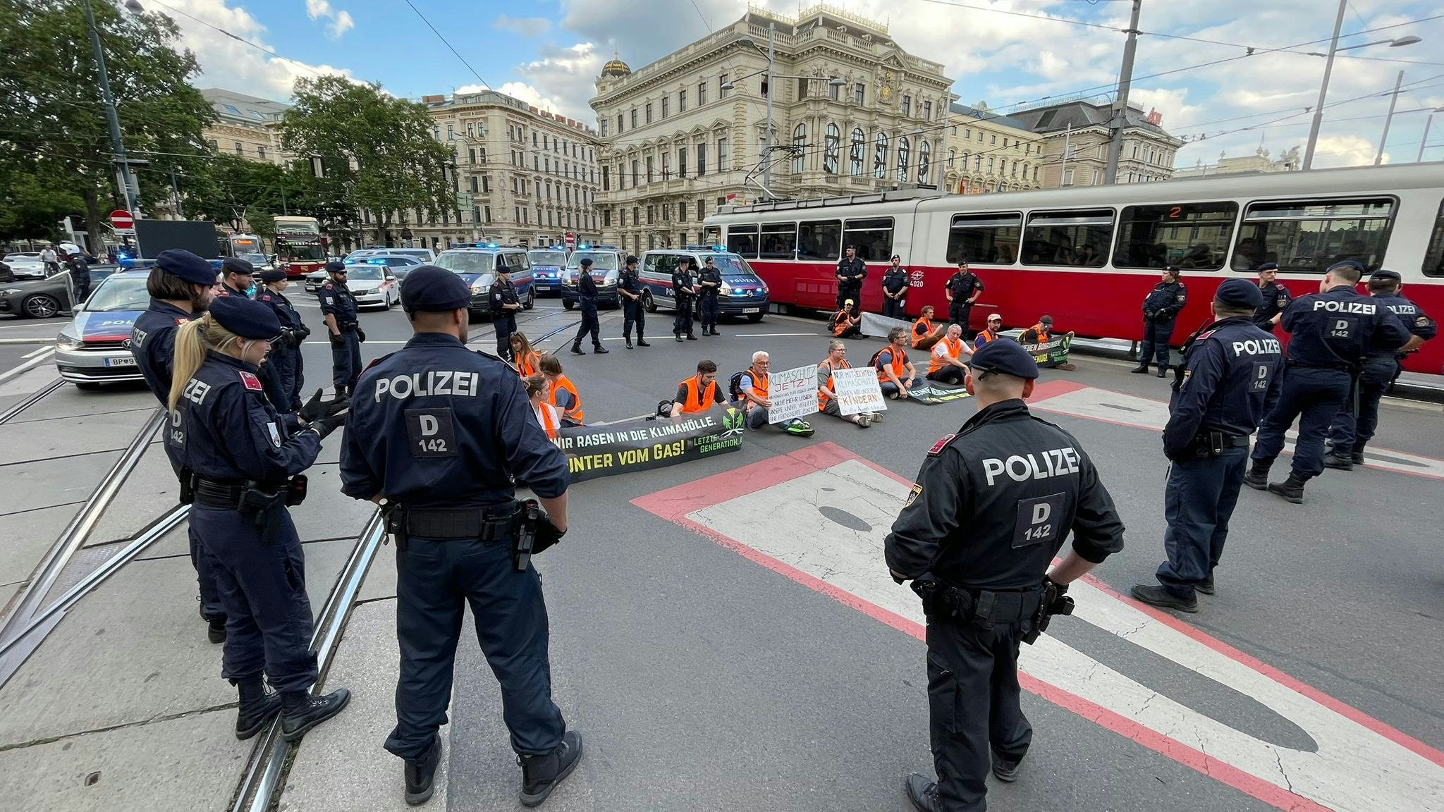 Heute.at - Mega-Anklage! 42 Klima-Klebern wird der Prozess gemacht