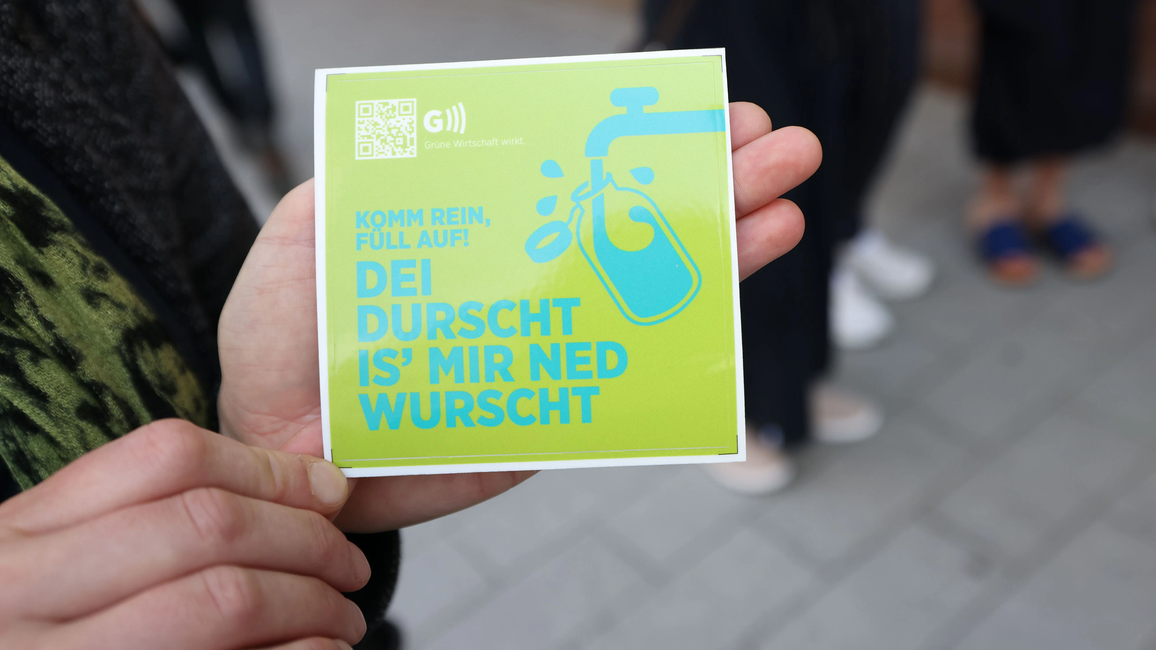 Diese Aufkleber bringen teilnehmende Unternehmen auf ihrem Schaufenster an. Dort kannst du deine Wasserflasche gratis auffüllen.