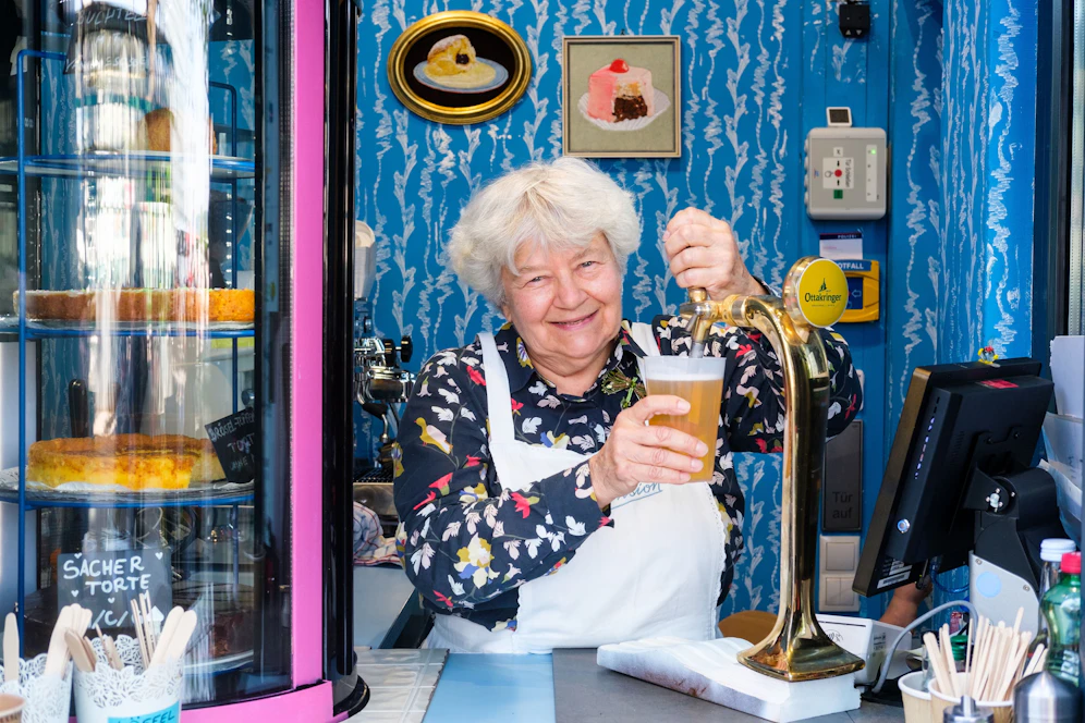 Im Vollpension-Kiosk am Schwedenplatz wird jetzt Bier gezapft.