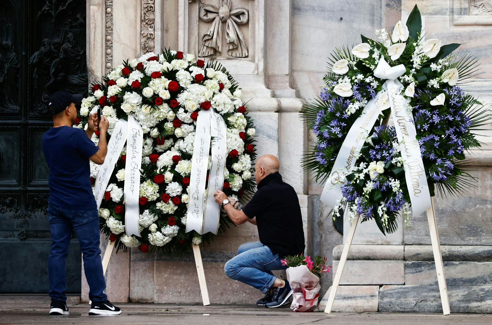 Der Kirchhof des Mailänder Doms füllte sich mit Blumenkränzen aus ganz Italien.