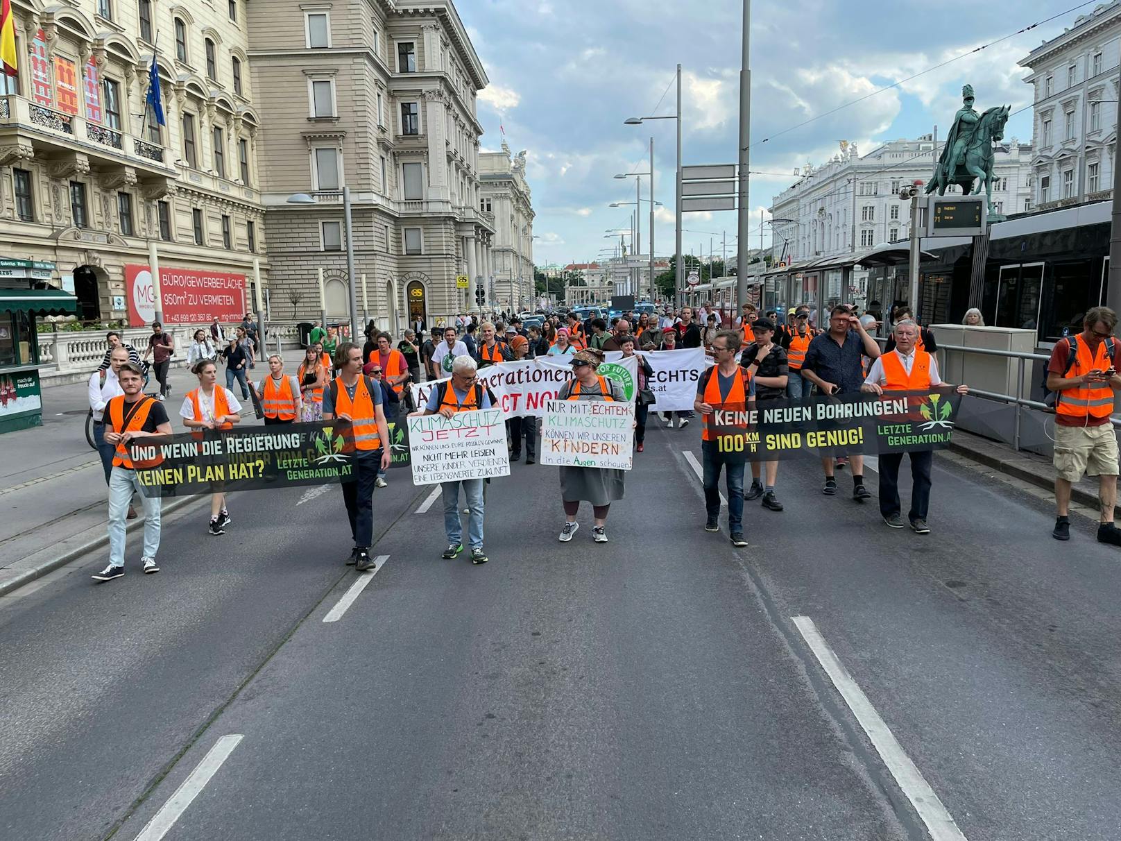 Gegen 18.00 Uhr blockierten Aktivisten nach einem Protest-Marsch den Verkehr.