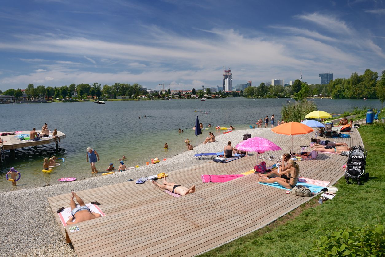 Badegäste am Donauufer in Wien. Archivbild