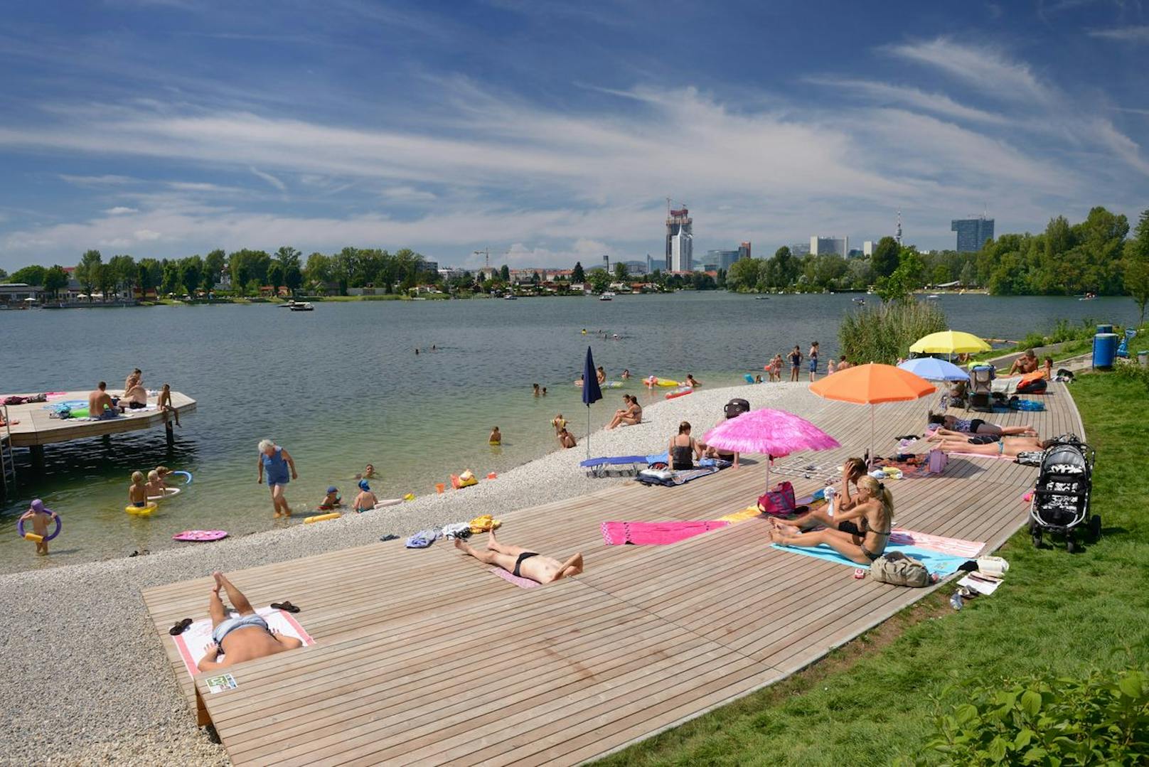 Badegäste am Donauufer in Wien. Archivbild