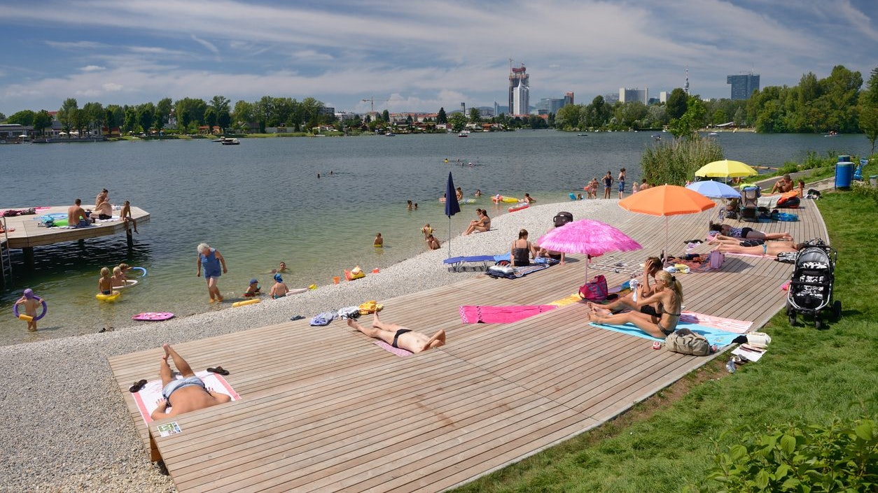 Badegäste am Donauufer in Wien. Archivbild