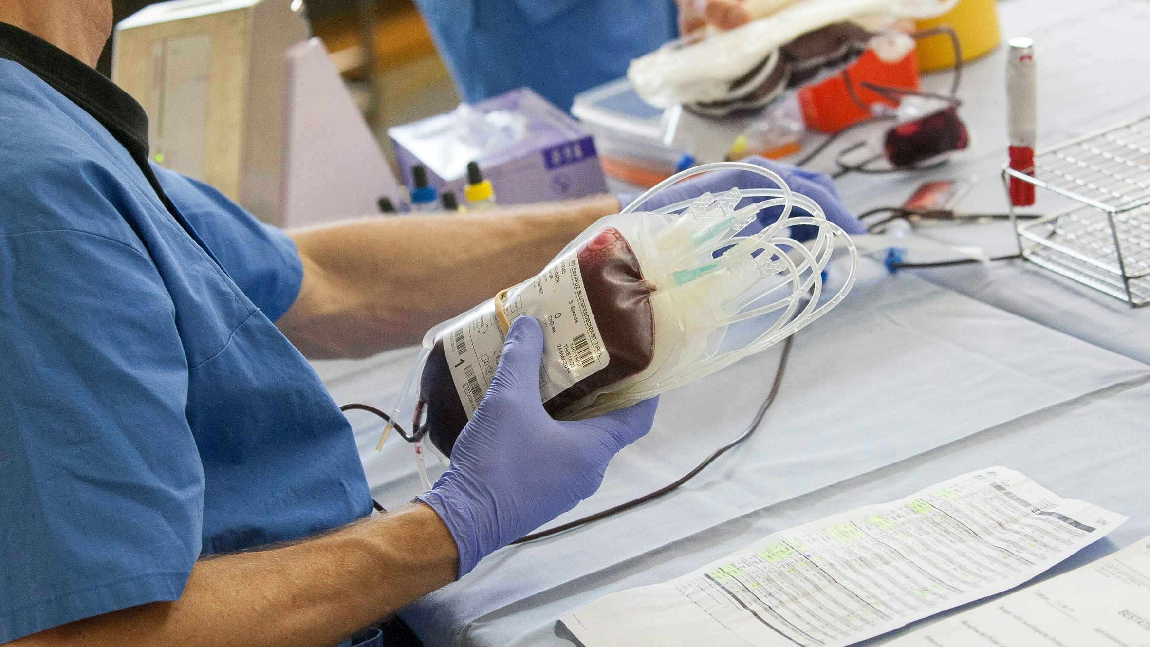 Download von www.picturedesk.com am 14.06.2023 (15:43).  AUT, 2014-03-24; REPORTAGE FEATURE BLUTSPENDEN GESUNDHEIT MEDIZIN: FEATURES BLUTSPENDEDIENST TIROL - MENSCHEN SPENDEN BLUT IN DER VOLKSSCHULE THIERSEE (rights managed); Foto: Roland Muehlanger - 20140324_PD5347 - Rechteinfo: Rights Managed (RM)