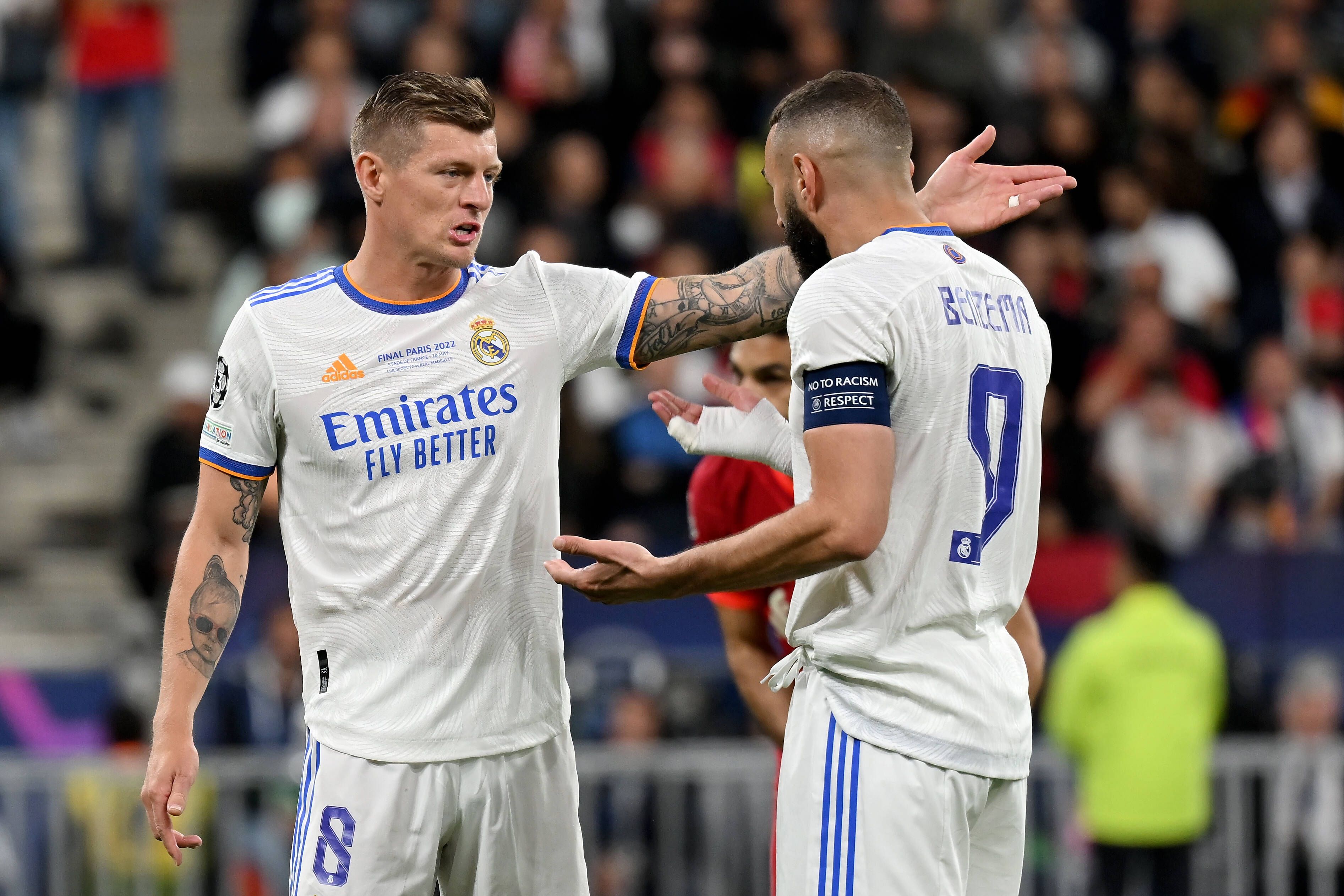 Toni Kroos sichelt gegen Star-Stürmer Karim Benzema. 