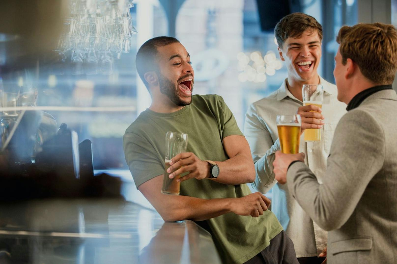 Einige Gläser Alkohol lösen bei Männern öfter Lach-Anfälle aus. Das fanden nun Forscher in einer neuen Studie heraus.