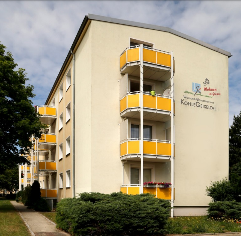 Ein Mann stürzte von einem Balkon im vierten Stock in die Tiefe.