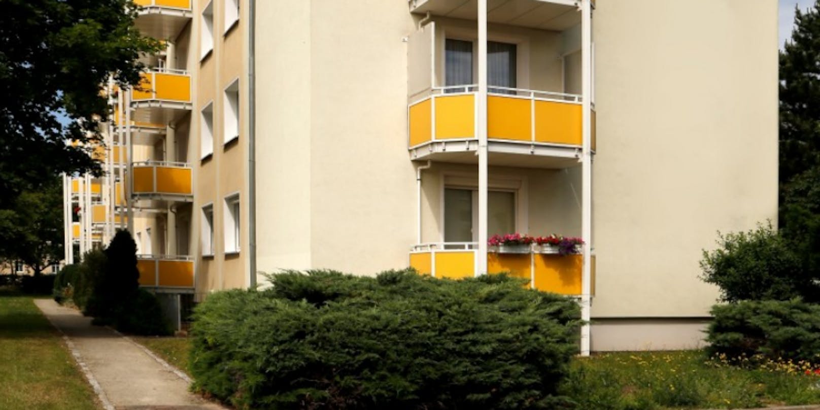 Ein Mann stürzte von einem Balkon im vierten Stock in die Tiefe.