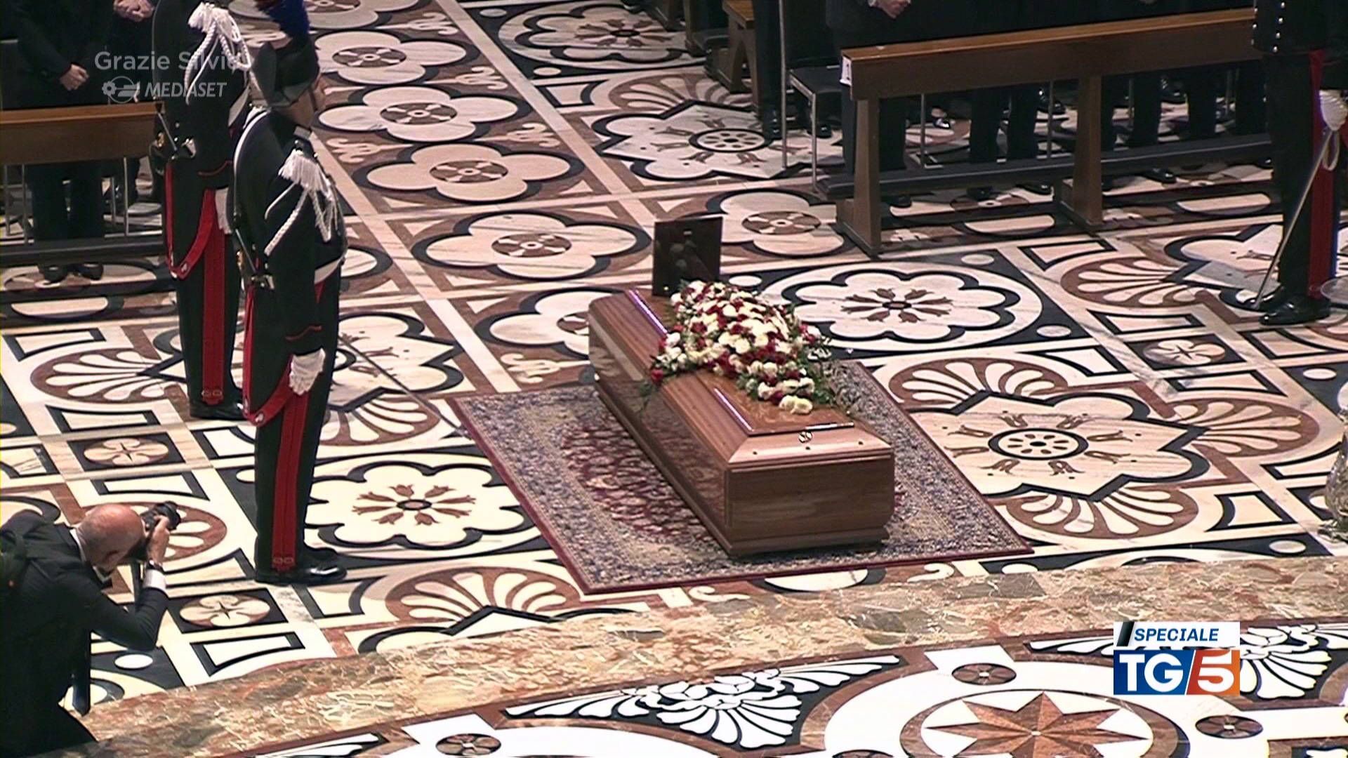 Seit dem Mittwochnachmittag läuft in Mailand die Trauerfeier für Silvio Berlusconi.