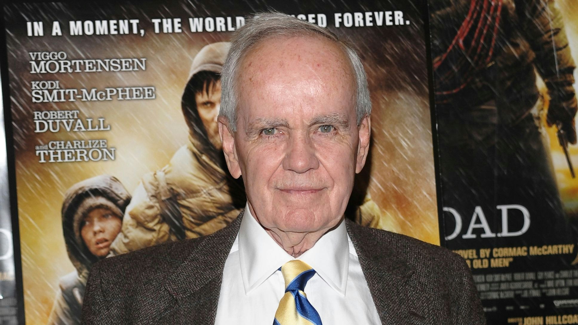 Download von www.picturedesk.com am 14.06.2023 (14:57).  FILE - Author Cormac McCarthy attends the premiere of "The Road" in New York on Nov. 16, 2009. McCarthy, the Pulitzer Prize-winning novelist who in prose both dense and brittle took readers from the southern Appalachians to the desert Southwest in such novels as The Road, Blood Meridian and All the Pretty Horses, died Tuesday, June 13, 2023. He was 89. (AP Photo/Evan Agostini, File) - 20091116_PD7646 - Rechteinfo: Rights Managed (RM)